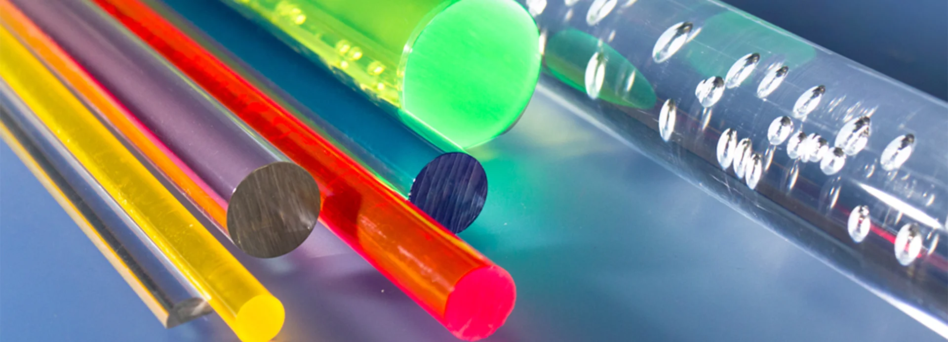 Gamme bâtons en plexi transparent incolore et couleur
