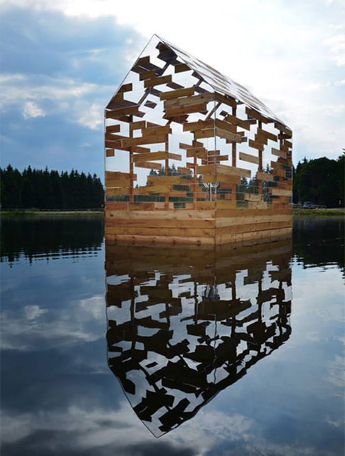 Cabane en bois et plexi sur un lac - WALDEN RAFT
